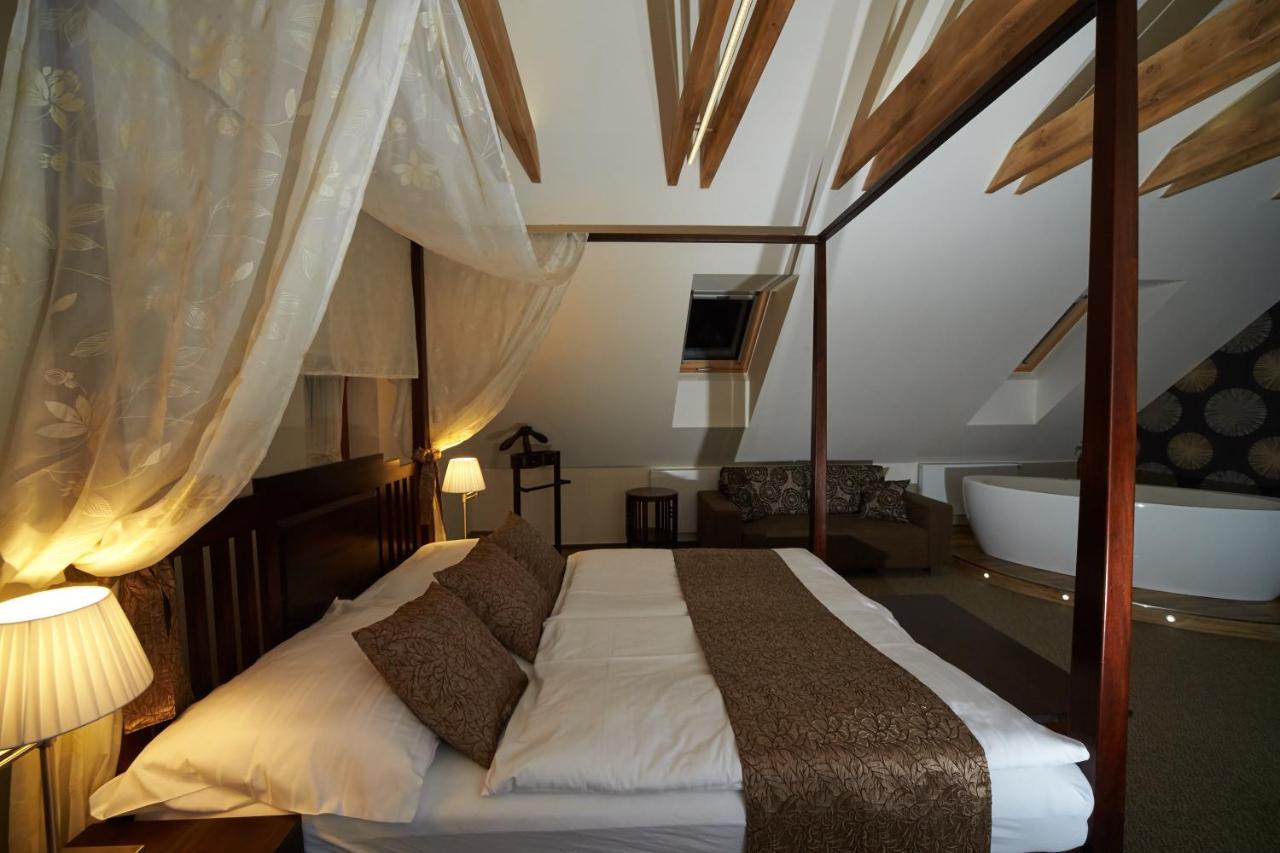 Hotel Bily Jednorozec Třeboň Buitenkant foto
