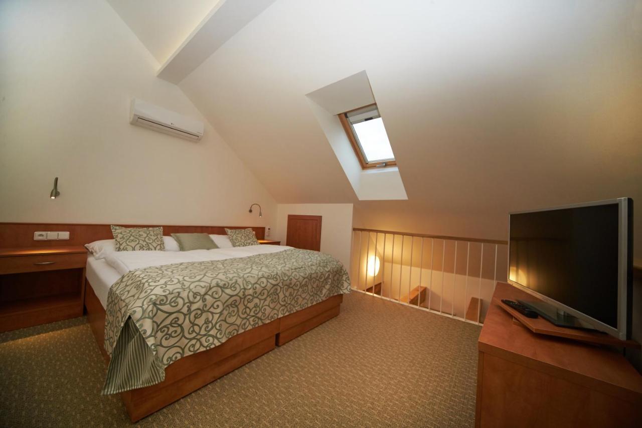 Hotel Bily Jednorozec Třeboň Buitenkant foto