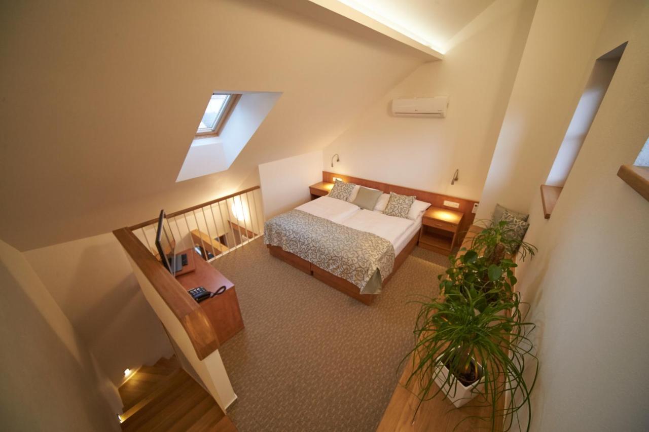 Hotel Bily Jednorozec Třeboň Buitenkant foto