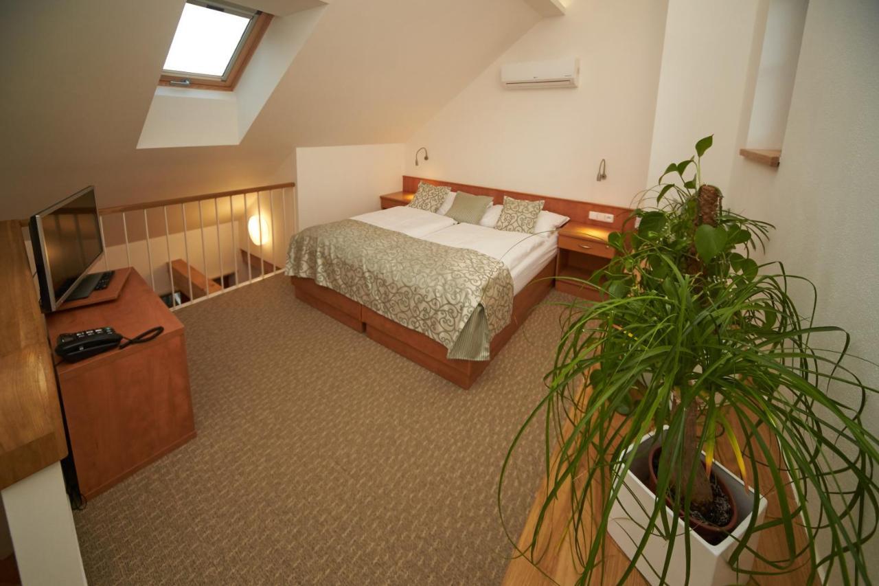 Hotel Bily Jednorozec Třeboň Buitenkant foto