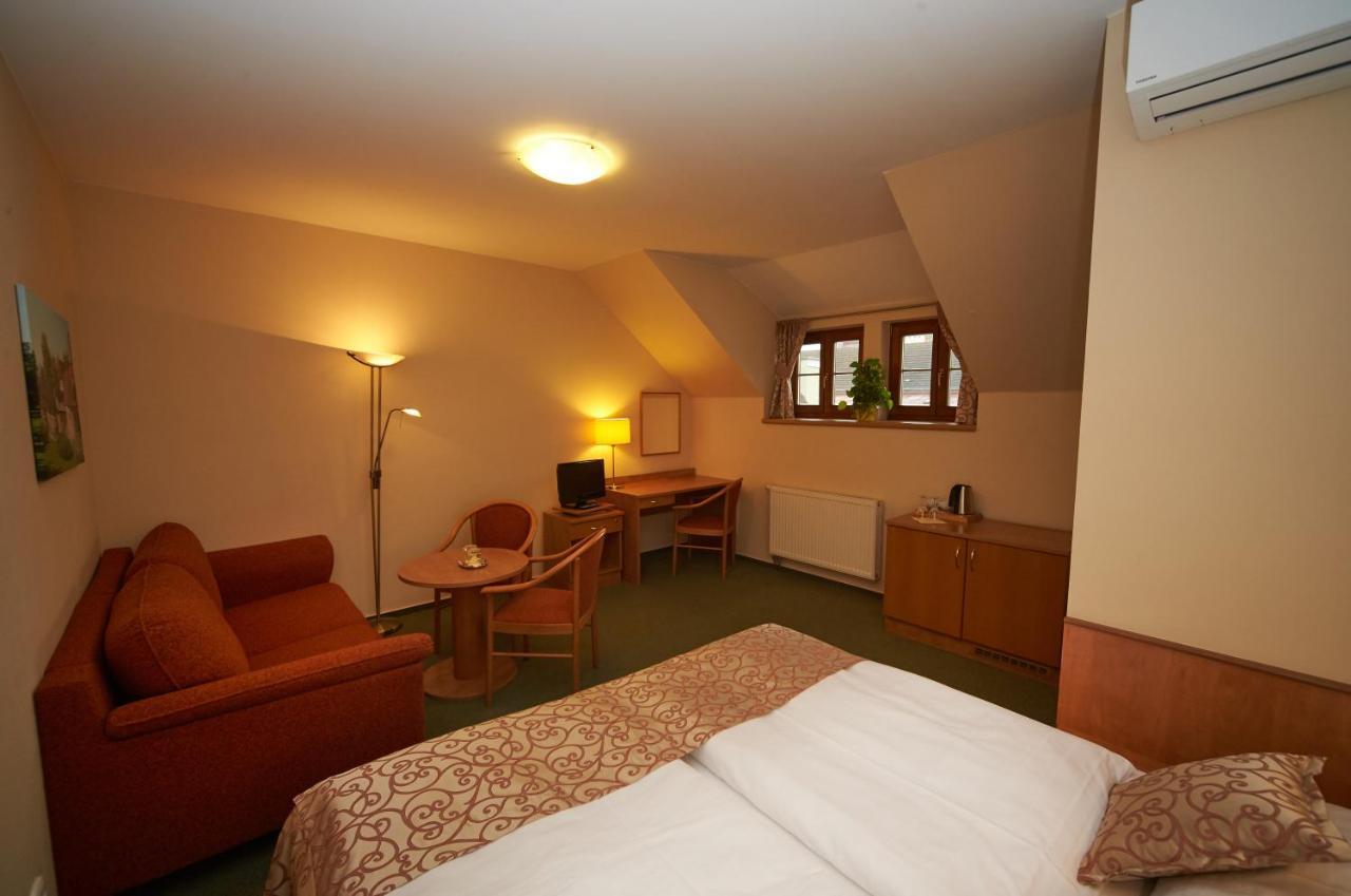 Hotel Bily Jednorozec Třeboň Buitenkant foto