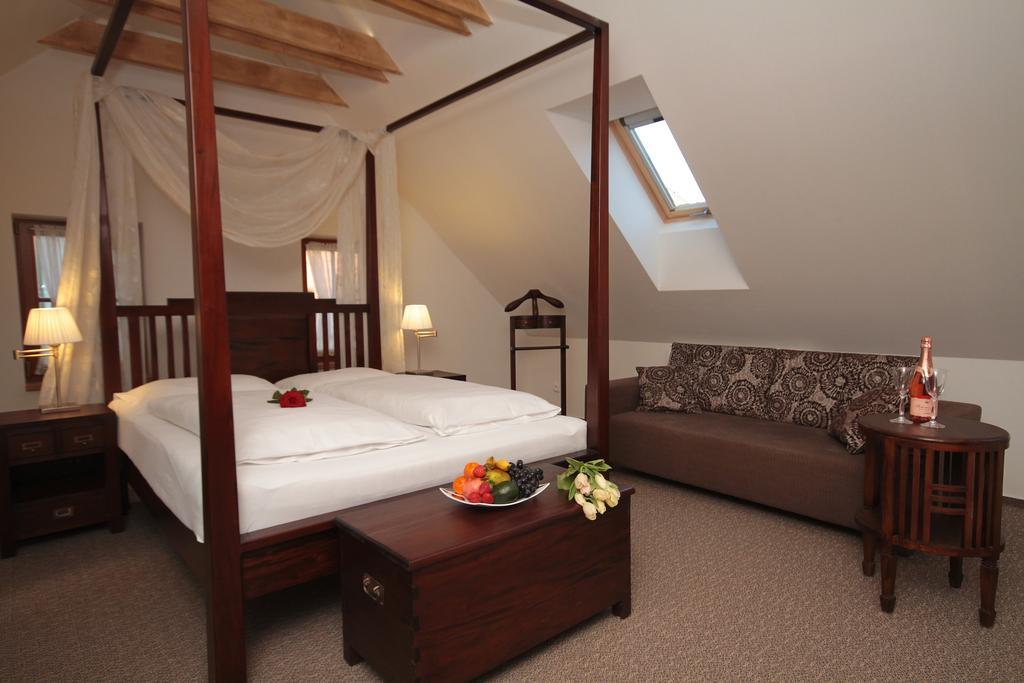 Hotel Bily Jednorozec Třeboň Buitenkant foto