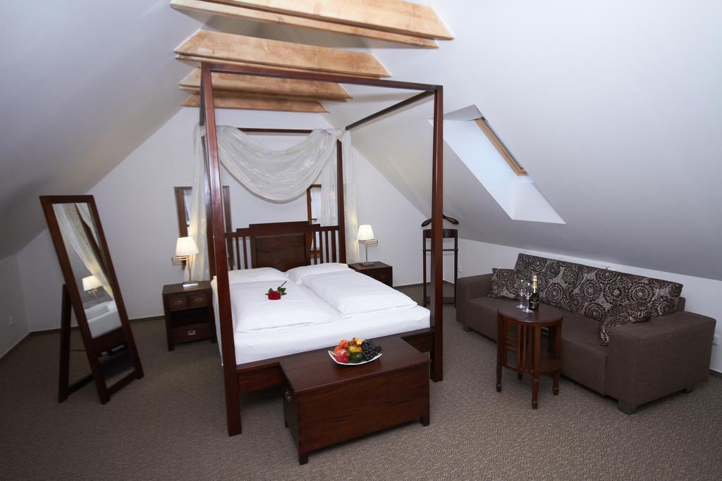 Hotel Bily Jednorozec Třeboň Buitenkant foto